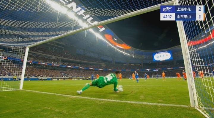 半岛体育官方网站-无比懊恼！王大雷差点就扑出吴曦点球，飞身扑救落地后双手捂头