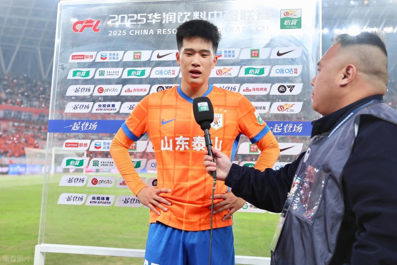 半岛体育-银哨阻梅开，铁血铸核心！后卫彭啸：山东泰山太子的U23封神之路