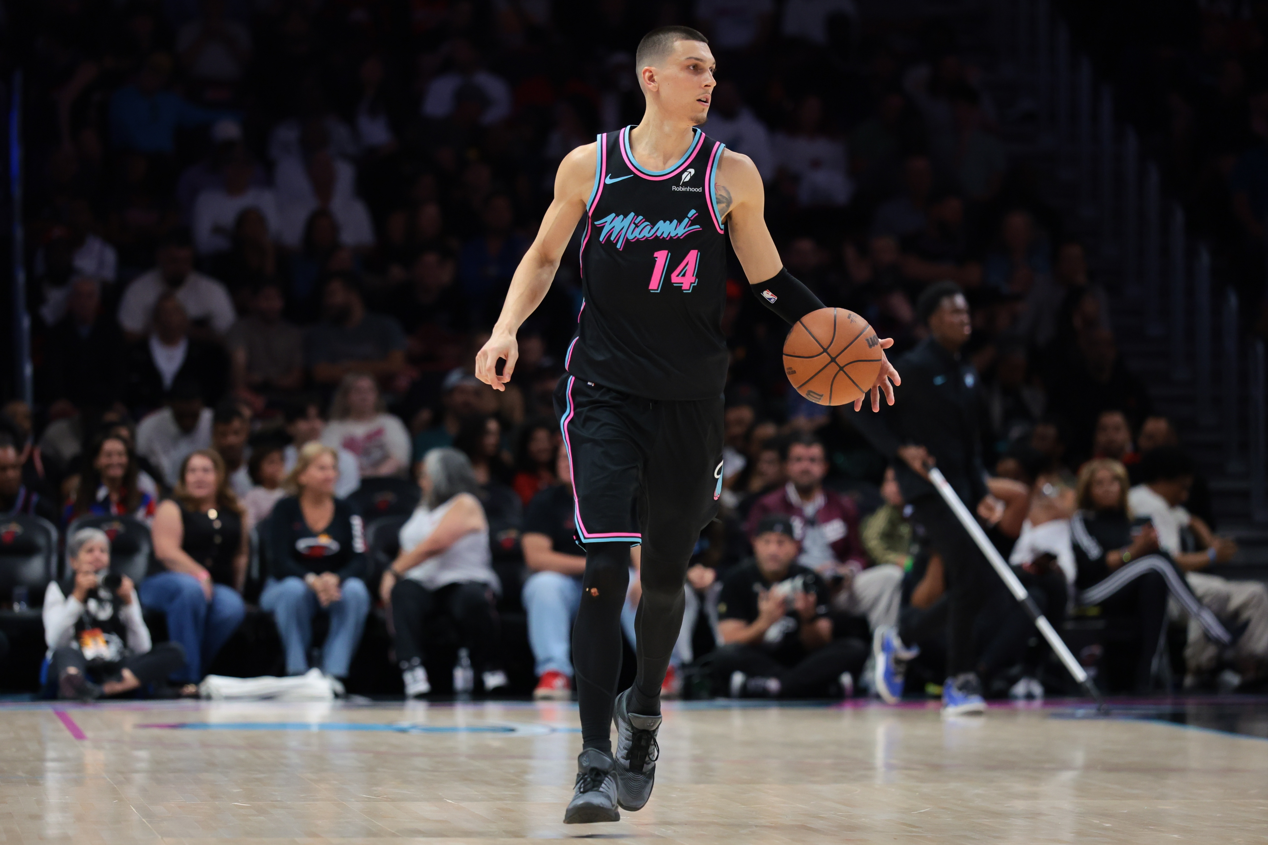 半岛体育官方网站-热火迎战魔术 希罗&amp;鲍威尔&amp;韦尔&amp;亚库乔尼斯出战 维金斯缺阵